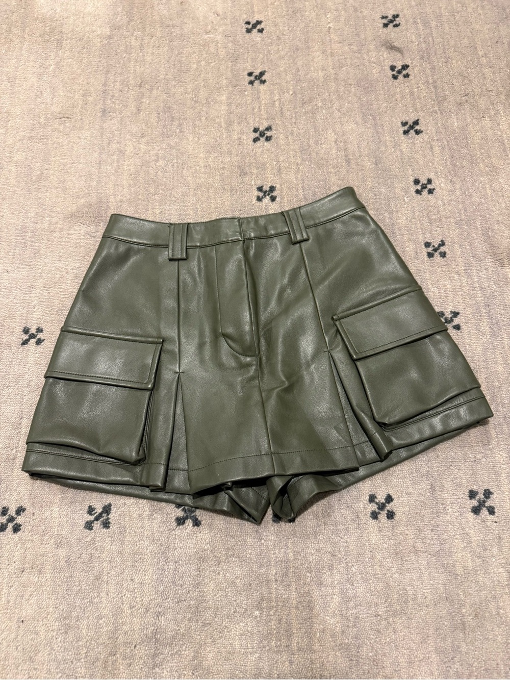 High-Waist Olive Green Faux Leather Cargo Skort Sz.6